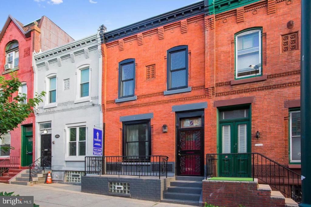 Welcome to Fairmount! Close proximity to Center City, University City, The Museum District, Fairmount Park, Schuylkill River Trail, and public transit. This impeccably rehabbed, classic, red-brick Philadelphia rowhome comes with 3 spacious bedrooms, modern kitchen, modern bathroom, stainless steel appliances, washer/dryer, hardwood floors, exposed brick, front porch, and a private rear yard. The amazing kitchen features polished concrete countertops, glass + stone tile backsplash, and an open layout. The traditional, yet open, floor plan allows for natural light and easy living/entertaining. You can choose to walk, bike, or use public transit on a daily basis; also, you're just a quick Uber/Lyft ride into Center City + University City. This ideal location allows you to walk/run/bike right into Fairmount Park, just minutes from your front door. If you are looking for a modern urban lifestyle, with convenient access to great restaurants, shops, and recreation, this is it!