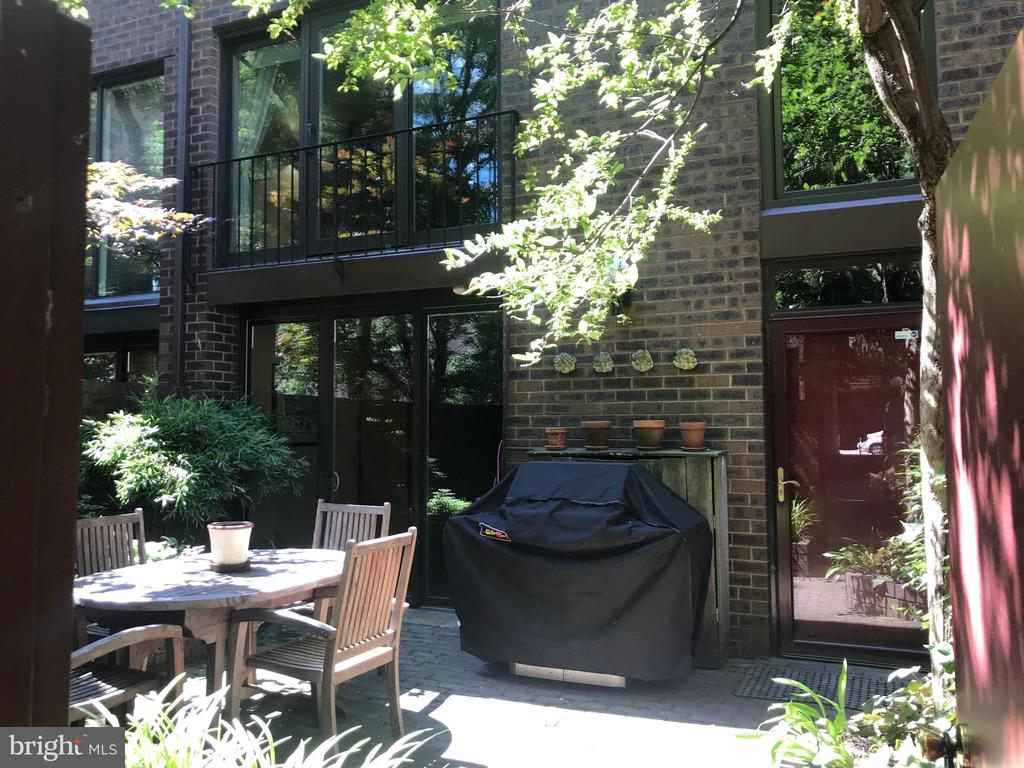 Welcome to secret garden of Saint James Court, in the heart of Society Hill! Even more secret is the private courtyard for only the eyes of the owner of 29.  Just a half block away from Washington Square, Locust walk, Independence Square, and some of the best historical attractions Philadelphia has to offer! Convenient access to various transportation options and walking distance to ACME Markets and Whole Foods.  Enjoy dining out at some of the amazing nearby restaurants including Zahav, Bistro Romano, Talula's Garden and City Tavern. Plus spend time at the various attractions along the waterfront. This contemporary brick home designed by renowned English Gerald Cope  of Cope Linder Architects is nestled in a beautifully landscaped community, with a stunning view of the private courtyard from the living room, and features hardwood floors throughout, expansive windows, 2 full bathrooms and 3 bedrooms!! Moreover, enjoy an exquisite view of the common area courtyard from the over-sized master suite. A spacious home, surrounded by wonderful landscaping, perfect for the urban gardener while being centrally located in a spectacular area of Philadelphia!