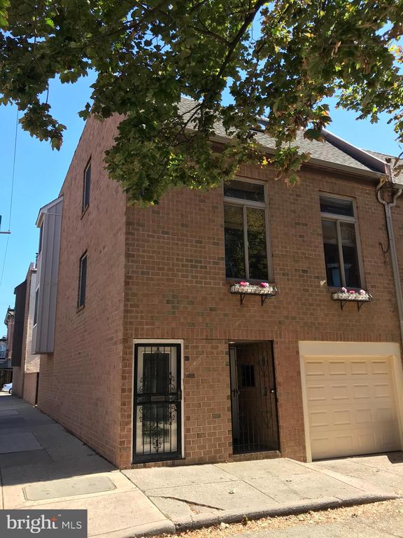 Welcome to the heart of Fairmount! Enter into this corner duplex and be greeted with a spacious floor-plan, hardwood floors, and recessed lighting and working fire place! Two spacious bedrooms with plenty of natural  a modern bathroom and a modern half bathroom on the first floor. Private outdoor living space just off the living room.  Walk in closest with built-ins.  Plus garage parking for an addition fee.  
Conveniently located near various public transportation routes and within walking distance to popular places, including The Philadelphia Art Museum, Whole Foods, Fairmount Park, The Lucky Goat Cafe, Angelino’s, Eastern State Penitentiary and Target. A beautiful, charming duplex, in a coveted location, near various amenities! Don’t miss out – schedule a showing today!