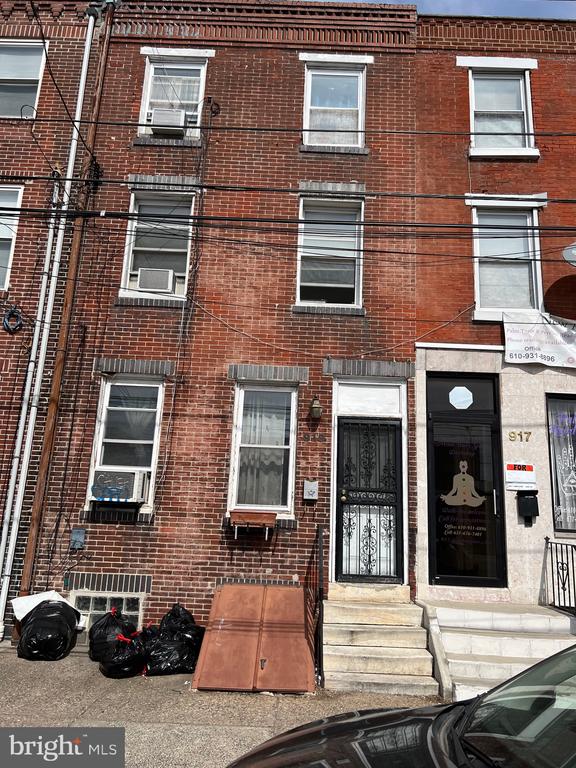 WELL KEPT HOME. MOVE IN CONDITION.  Showing after 4:00 PM