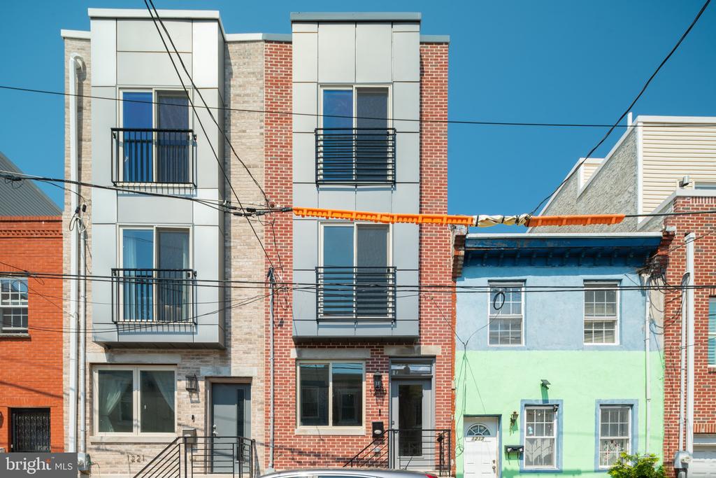 Beautiful brand new townhome hits the market! This house has everything you need! Perfect location walking distance to downtown area. High-quality finish from wide plank engineered hardwood to quartz counter top to stainless steel appliances! Schedule your showing today! This wont last long! Comes with 10 year tax abatement!